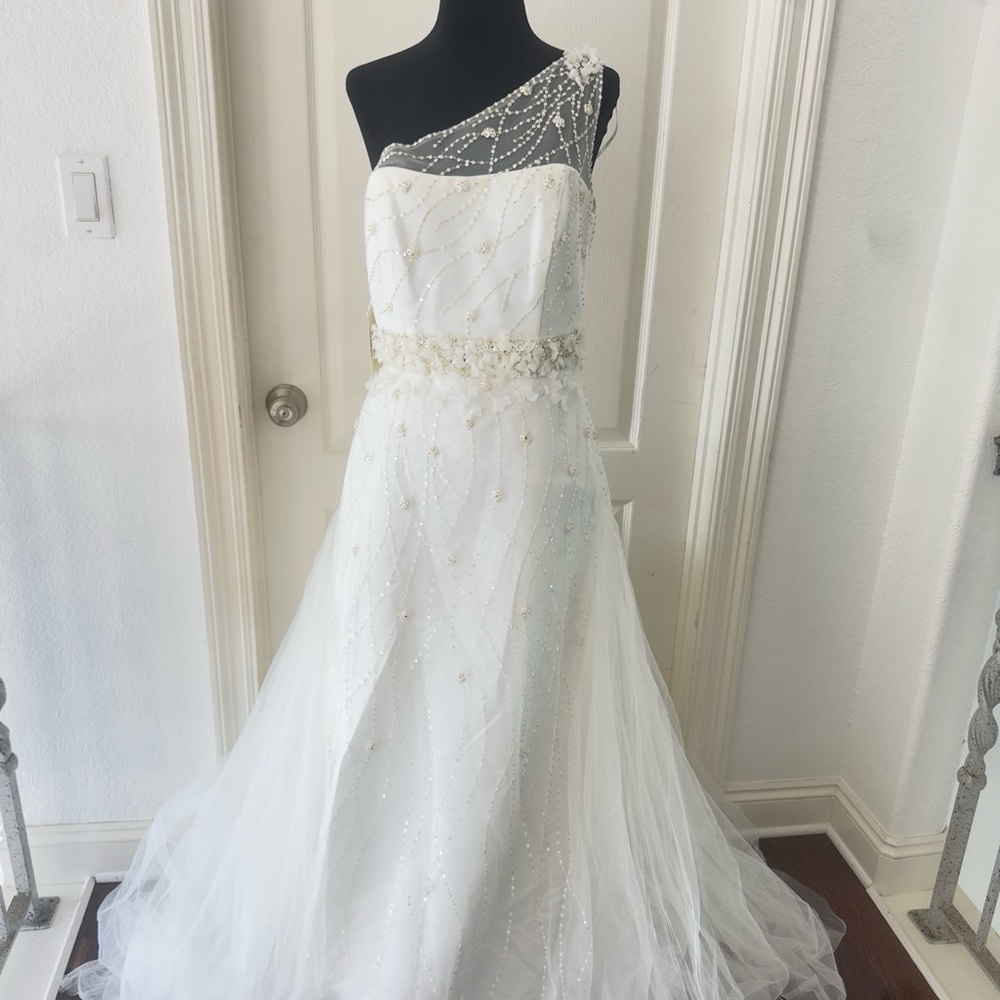 NWT Pronovias Sz 10 Stunning One-Shoulder Wedding Dress